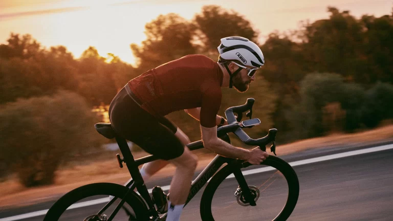 Advancements in Safety and Comfort: Integrating Technology in Road Bike Helmets