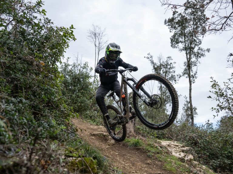 Choosing Your Edge: Navigating Wheel Size Choices for Downhill Bikes