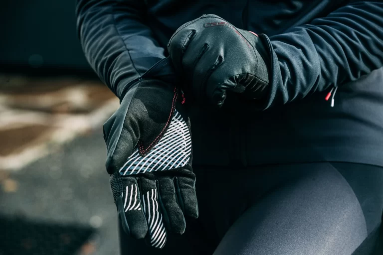 The Essential Guide to Selecting Waterproof Gloves for Wet Conditions