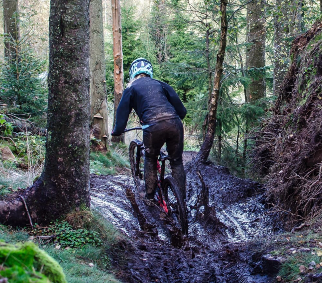 Wet Weather Performance in Enduro Bike Tires